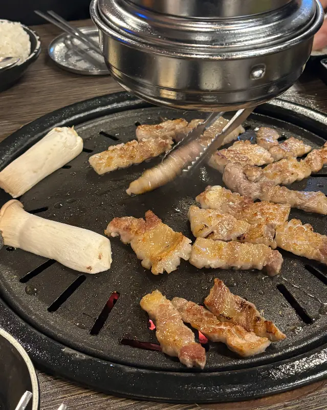 육풍에서 제공되는 다양한 밑반찬