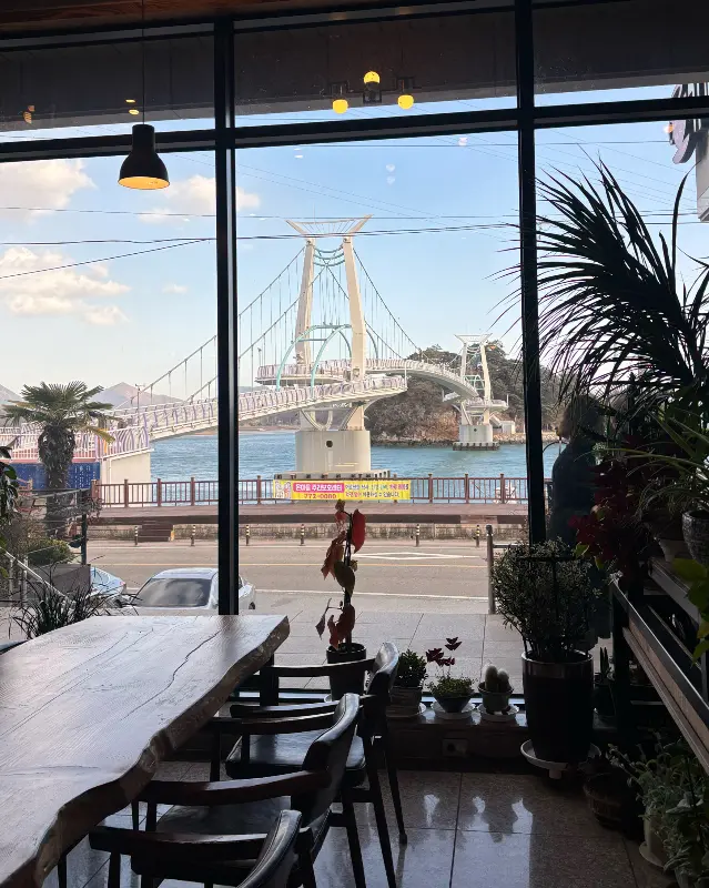 카페 내부에서 보이는 배알도 다리 풍경