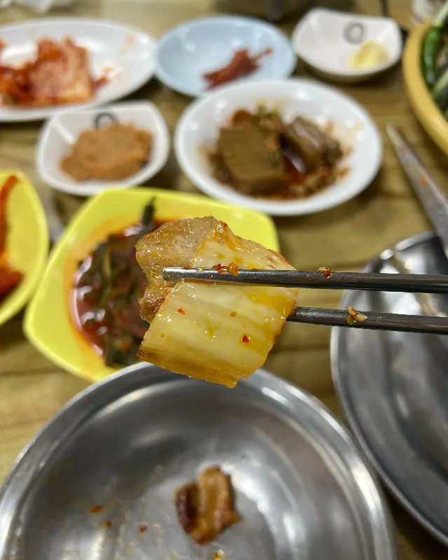 삼겹살과 김치찌개를 함께 즐기는 모습