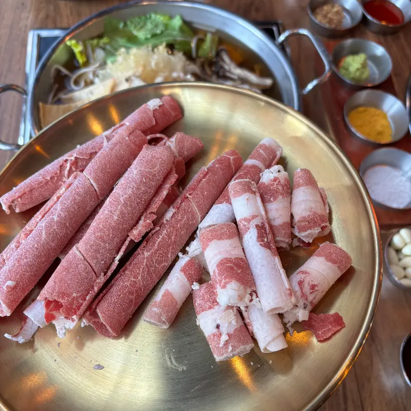 신선한 샤브샤브 재료들