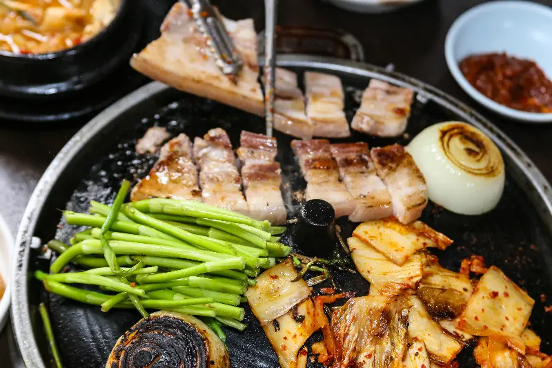 노릇노릇 구워지는 흑돼지 삼겹살