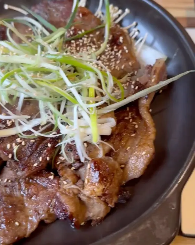 뜨거운 철판 위에서 지글거리는 석갈비의 모습이 담겨있다.