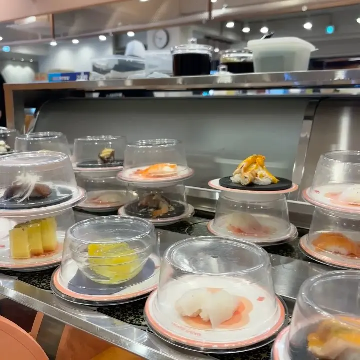 회전 레일 위 스시들