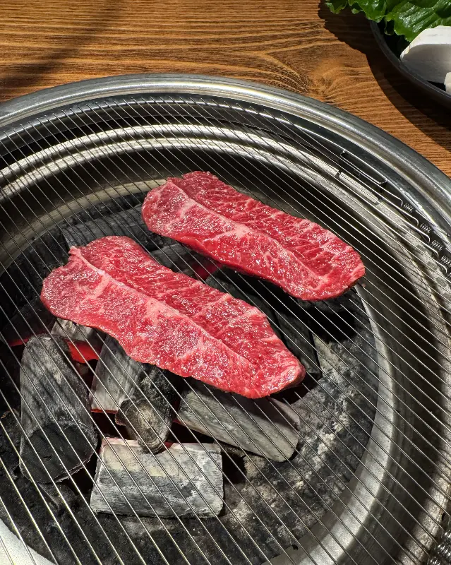 불판 위에 올려진 소고기