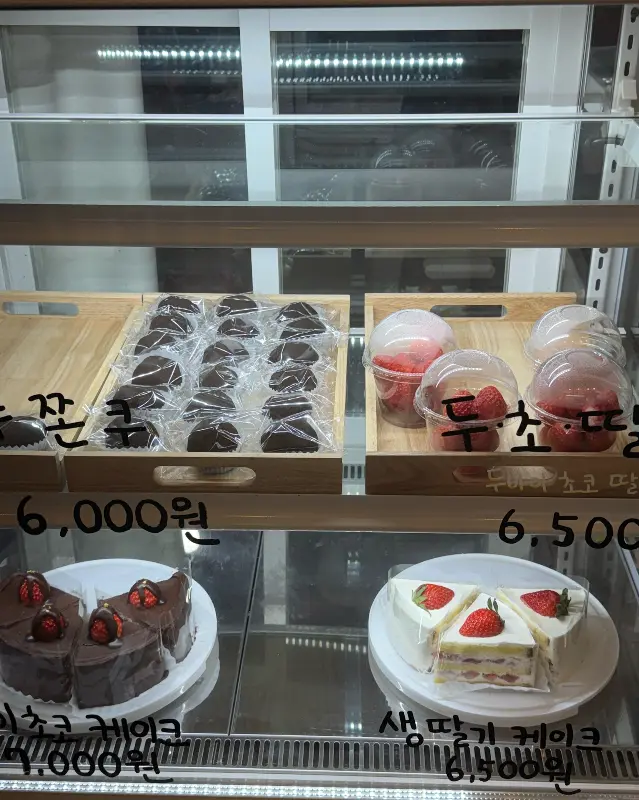 다양한 디저트가 진열된 쇼케이스