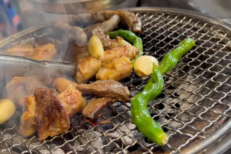 숯불 위에서 익어가는 곱창 모듬구이