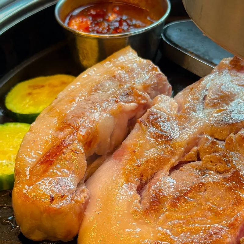 잘 구워진 흑돼지