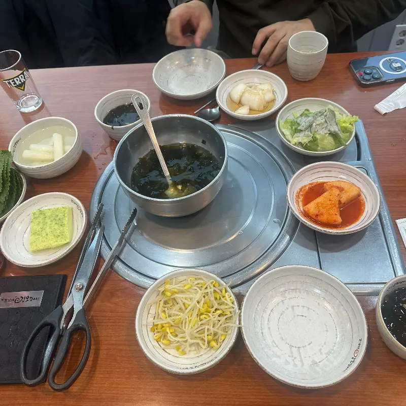 다양한 밑반찬이 차려진 테이블