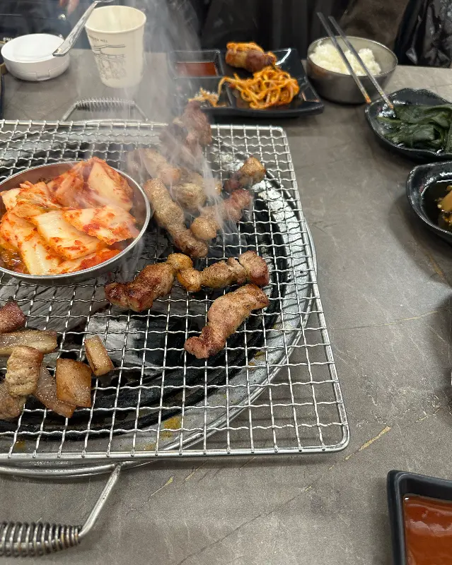 잘 구워진 삼겹살과 김치