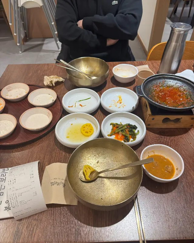 정갈하게 차려진 봄이보리밥의 한상차림