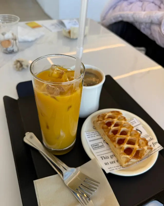 다양한 음료와 디저트 메뉴