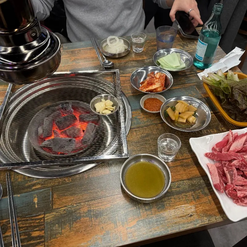 테이블 위에 차려진 숯불구이 한 상