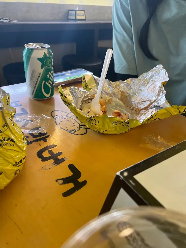 봉구스밥버거 내부 테이블