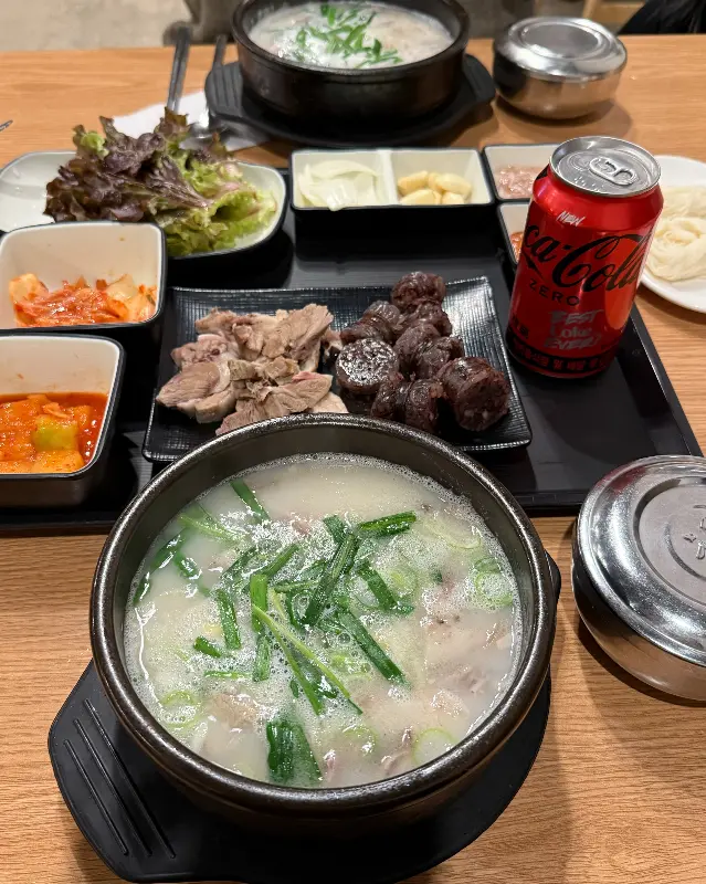 경자국밥 테이블 세팅 전체샷