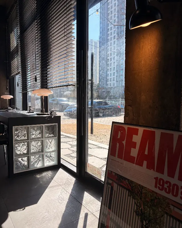 모던한 분위기의 카페 내부