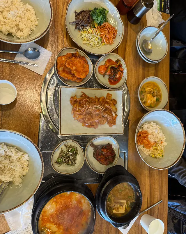 푸짐한 뫼리식당의 한상차림