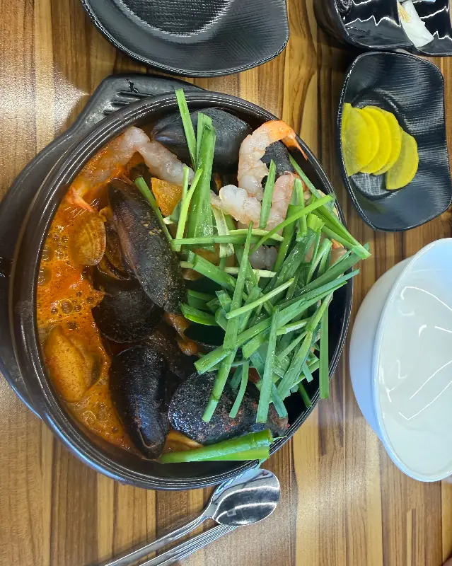 뚝배기 짬뽕 한 상 차림