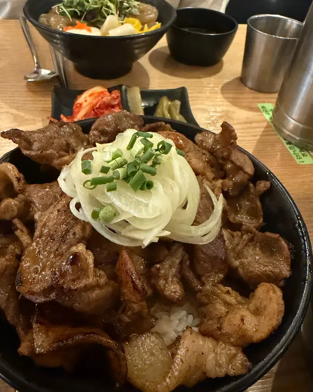 스테이크 덮밥과 닭목살 덮밥