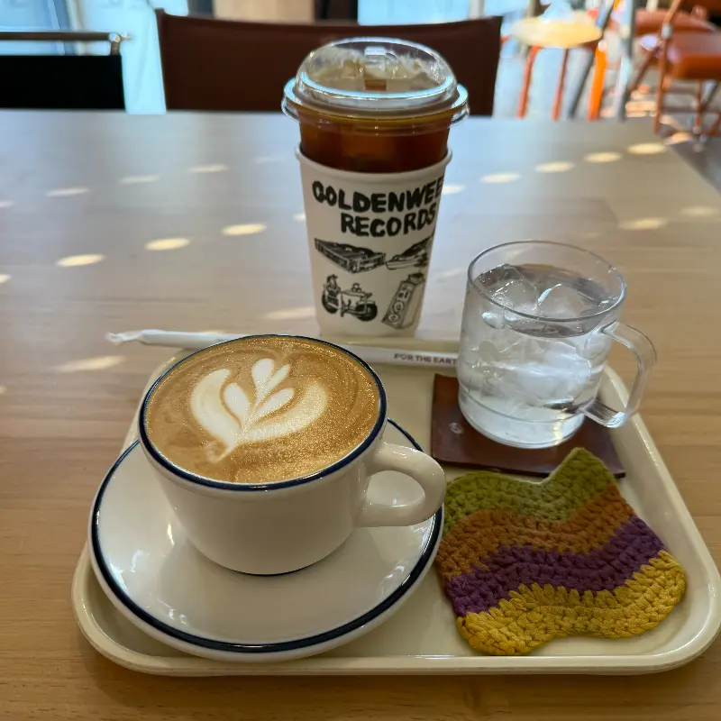 커피와 함께 제공되는 물