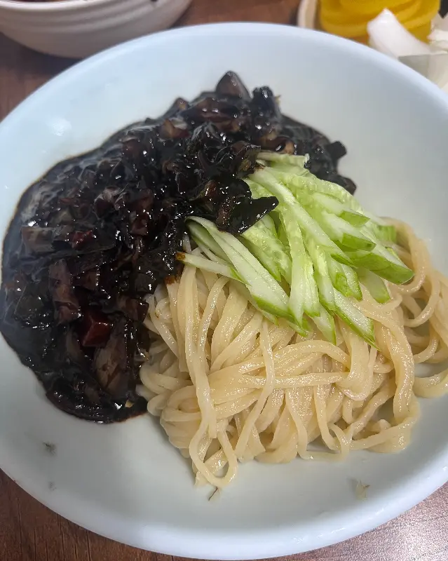 윤기가 흐르는 간짜장의 모습