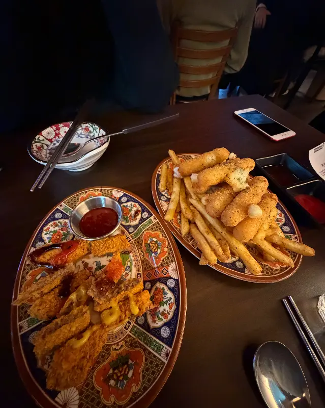 테이블 위에 놓인 튀김 요리 사진