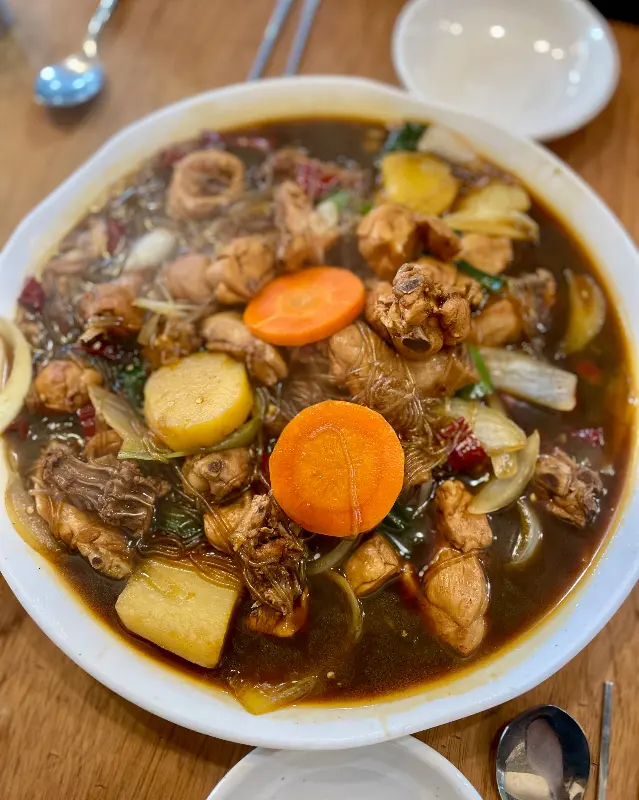 윤기가 흐르는 안동찜닭의 비주얼