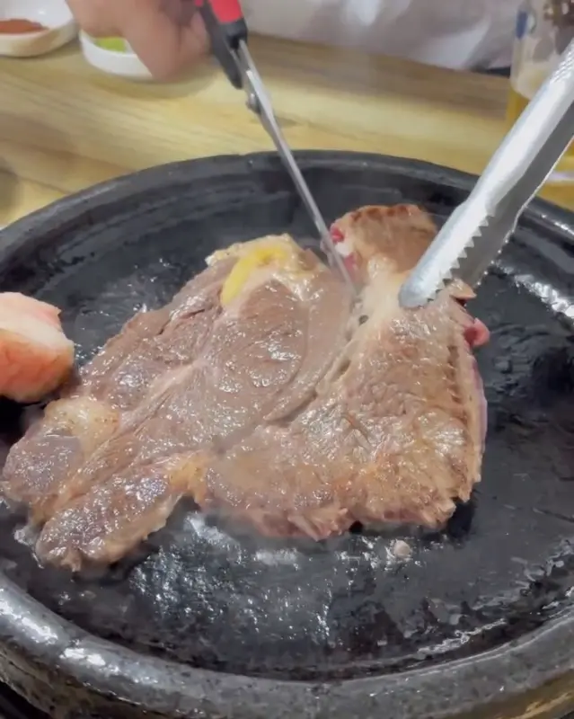 돌판 위에서 익어가는 소고기