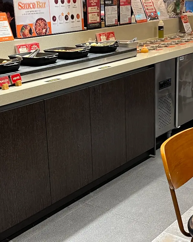 다양한 소스가 준비된 소스바