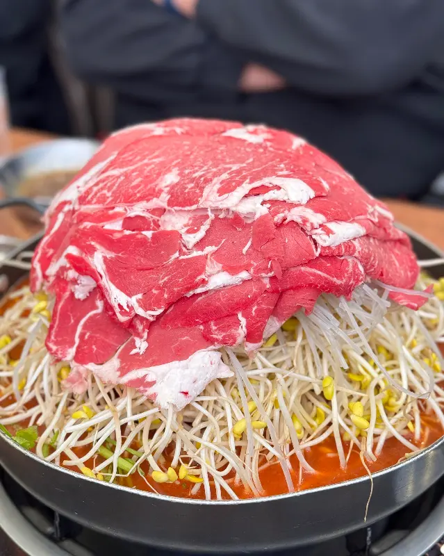 산더미처럼 쌓인 고기의 위엄