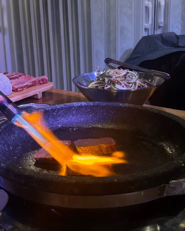 토치로 불맛을 입히는 모습