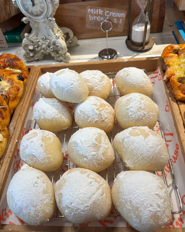 뽀얀 우유 크림빵