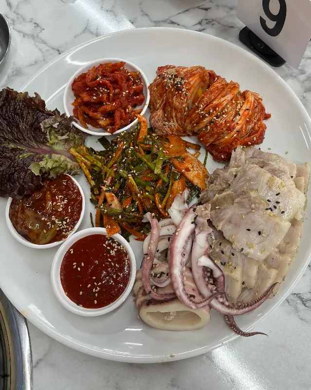 환상적인 비주얼의 오징어보쌈