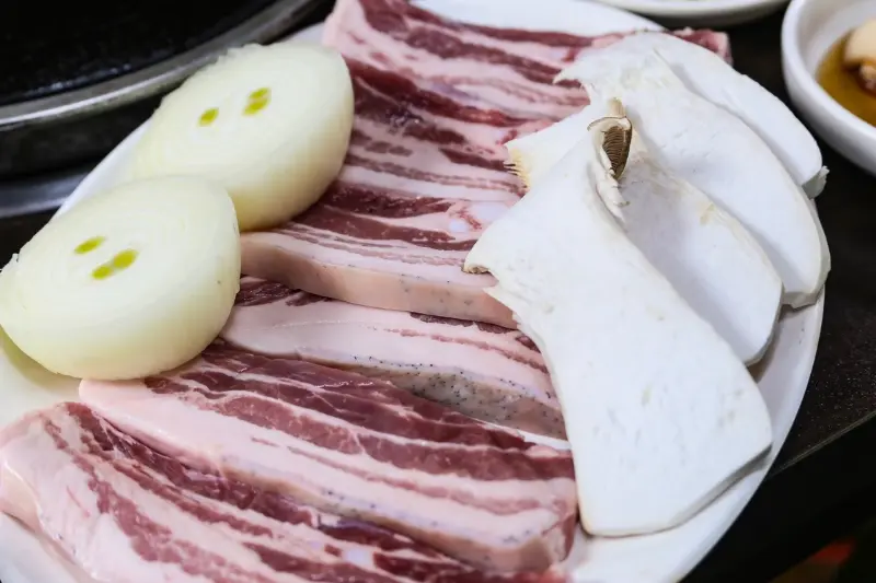 신선한 흑돼지 삼겹살과 미나리