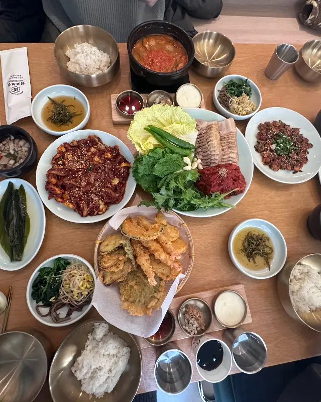 쌈보보쌈 해운대점의 푸짐한 한 상 차림
