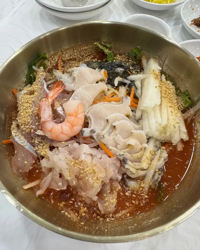 다채로운 해산물이 듬뿍 들어간 전복모둠물회