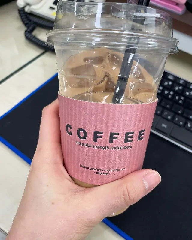 테이크 아웃 컵에 담긴 아이스 커피