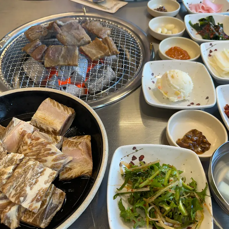 갈비와 함께 차려진 푸짐한 한 상