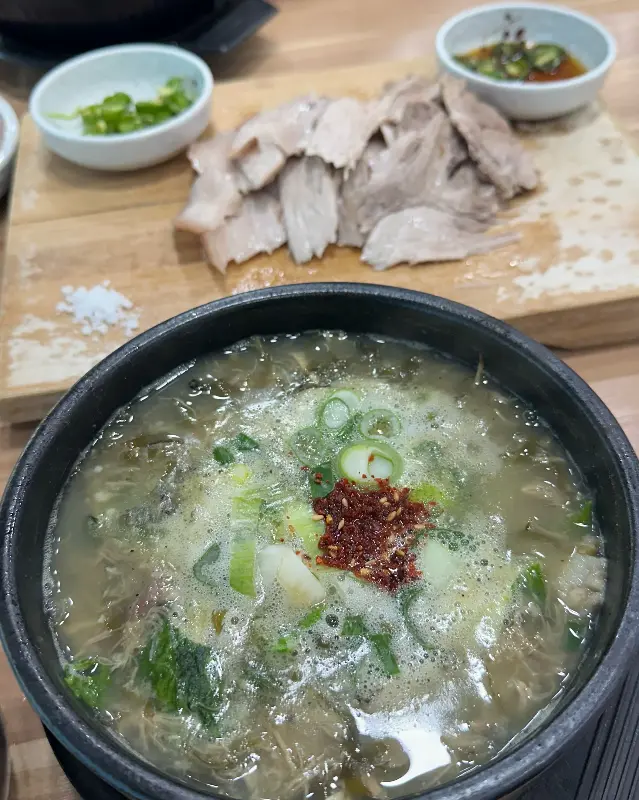 촉촉하게 삶아진 흑돼지 수육과 몸국 한 상