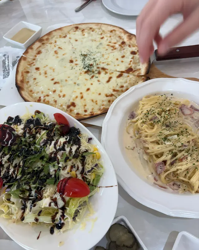 까르보나라, 고르곤졸라 피자, 샐러드