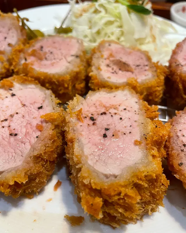 먹음직스러운 돈까스 한 상 차림