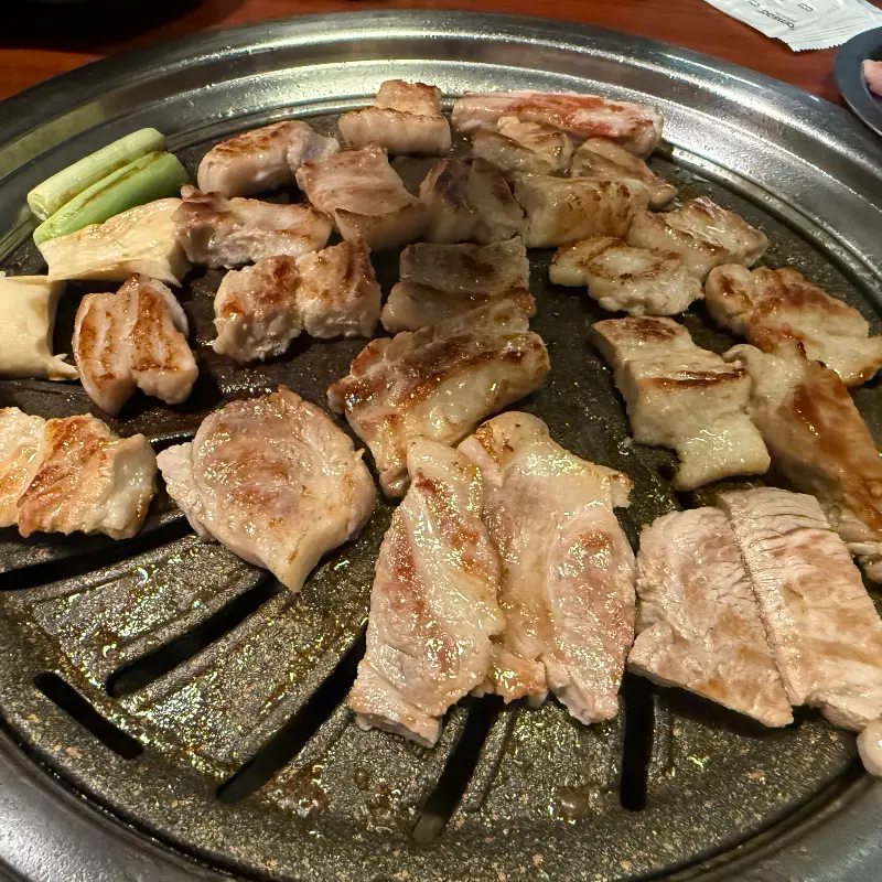 구워져 나오는 고기