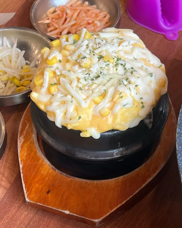 치즈가 듬뿍 올려진 폭탄 계란찜
