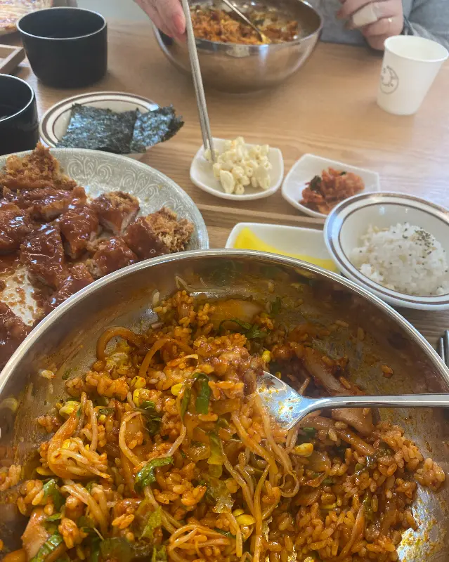 돈까스와 함께 푸짐하게 차려진 식탁