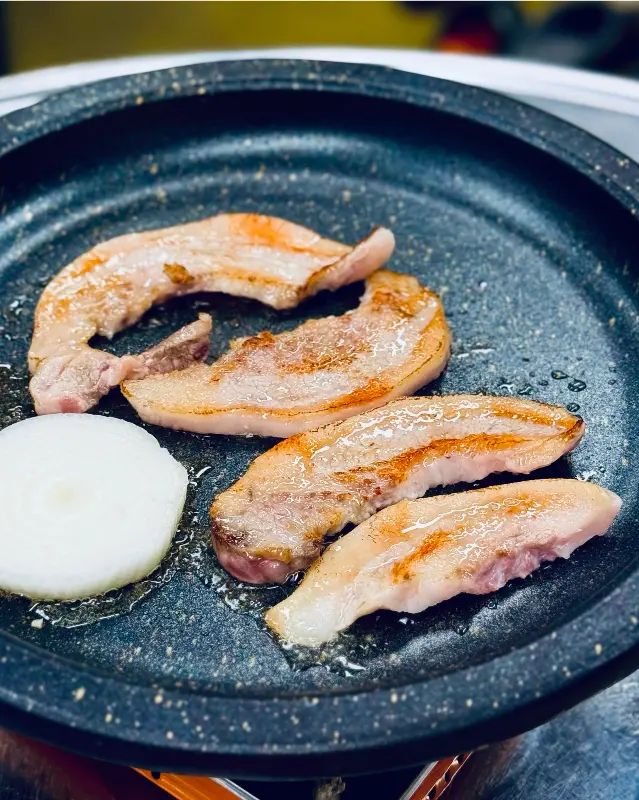 불판 위에서 맛있게 구워진 삼겹살