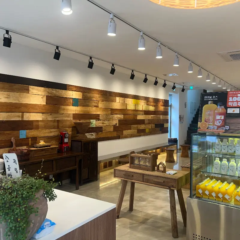 넓고 깔끔한 염전의 봄 내부