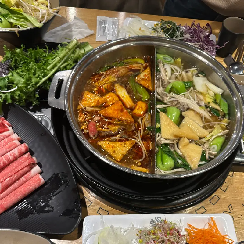 두 가지 육수가 담긴 냄비