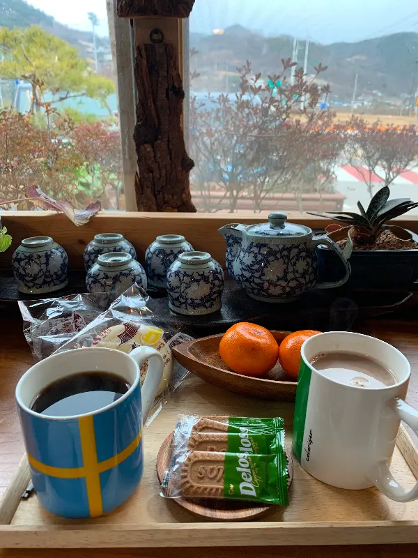 카페 내부, 방문객들의 낙서로 가득한 벽면