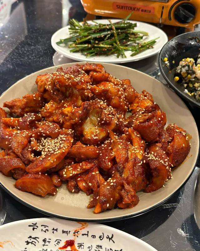 윤기가 좌르르 흐르는 불족발