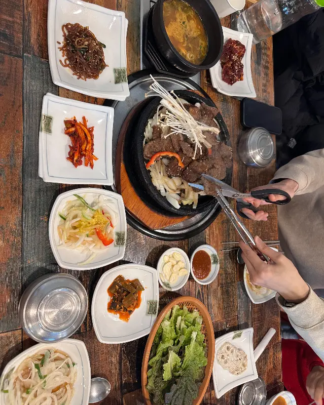 테이블 가득 차려진 석갈비 한 상 차림