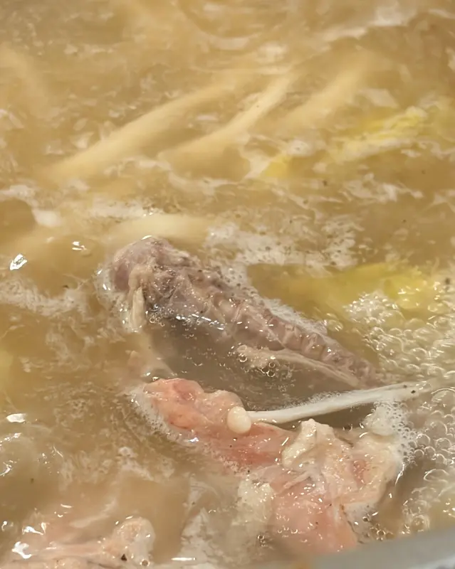 잘 익은 닭고기와 칼국수 면